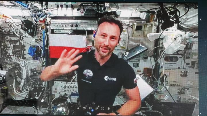 Astronauci zajmują miejsca w kapsule Dragon (krótka)