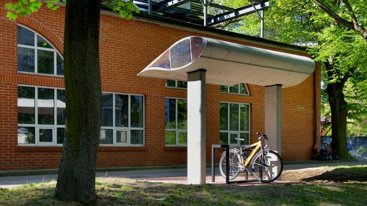 Gdańsk/ Na kampusie PG stanęła wiata rowerowa z łopaty turbiny wiatrowej