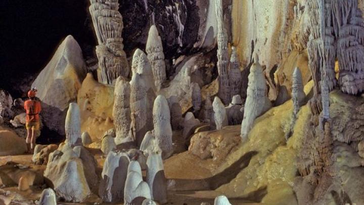 Z jaskini (platońskiej) do równania – fizycy wyprowadzili wzór na kształt stalagmitu