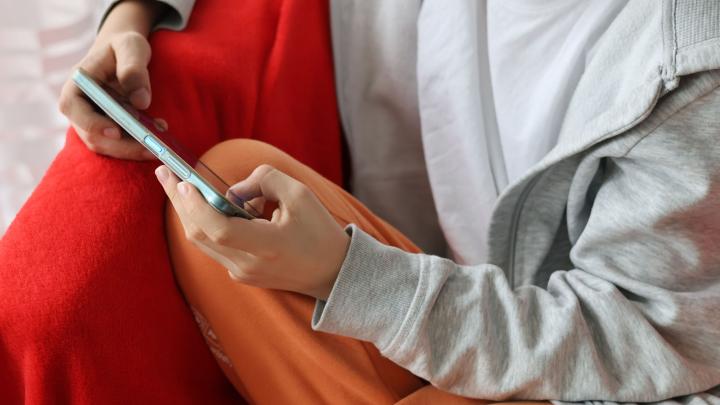 Badanie: zestresowani rodzice częściej udostępniają dziecku urządzenia ekranowe