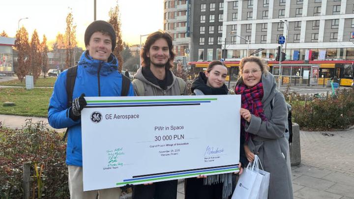 Młodzi inżynierowie docenieni za projekt chwytaka do zbierania śmieci w kosmosie