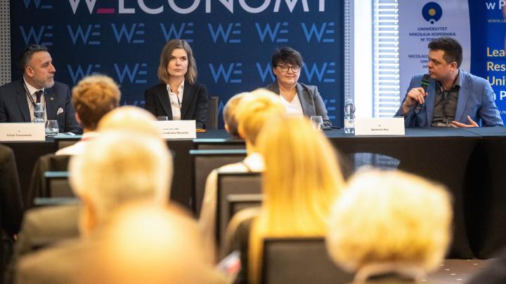 Toruń/ Prof. Brodzińska-Mirowska: dezinformacja to proces, który służy manipulacji społecznym odbiorem