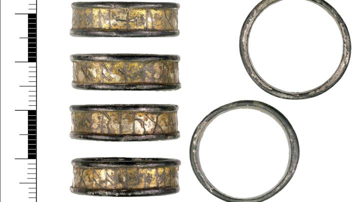 Wielka Brytania/ Polski pasjonat historii odnalazł średniowieczny pierścień z inskrypcją runiczną