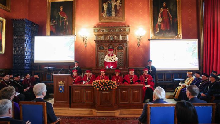 Kraków/ „Gaudeamus igitur” w wieży Bazyliki Mariackiej z okazji święta Uniwersytetu Jagiellońskiego