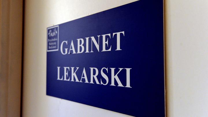 Lekarze, studenci medycyny i część uczelni przeciw skróceniu stażu podyplomowego lekarzy