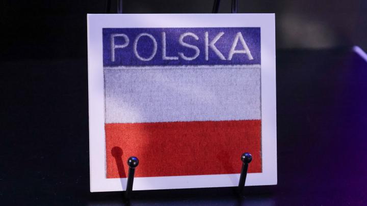 Flagi i polskie literki wśród pamiątek z pobytu polskiego astronauty na ISS