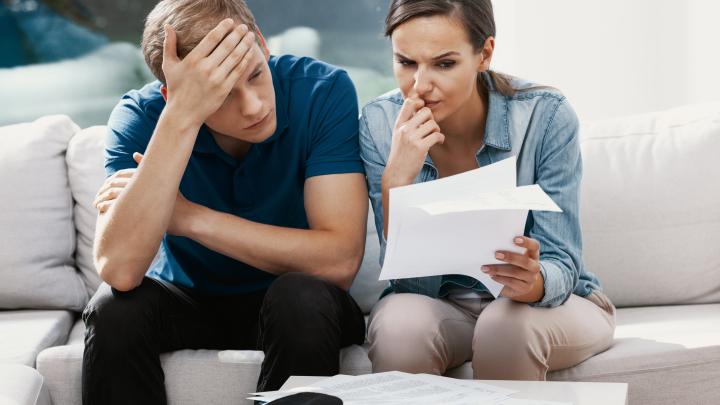 Długotrwałe problemy finansowe powiązano z szybszym starzeniem się mózgu