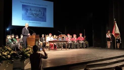 Wystąpienie wicepremiera, ministra nauki i szkolnictwa wyższego Jarosława Gowina podczas uroczystej inauguracji nowego roku akademickiego na Uniwersytecie Medycznym w Białymstoku. Fot. PAP/Michał Zieliński 16.10.2017