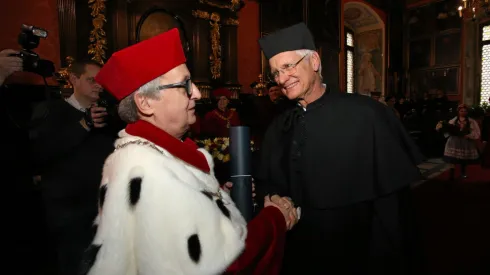 Rektor Wojciech Nowak (L) i profesor Hans-Rudolf Tinneberg (P) z Uniwersyteckiej Kliniki w Giessen podczas uroczystości nadania mu tytułu honoris causa Uniwersytetu Jagiellońskiego w Krakowie.  Fot. PAP/ Stanisław Rozpędzik 27.11.2017