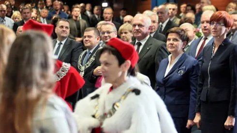 Gorzów Wielkopolski. 03.10.2016. Beata Szydło i Elżbieta Rafalska (P) podczas inauguracji roku akademickiego 2016/2017 w Akademii im. Jakuba z Paradyża. (cat) PAP/Lech Muszyński