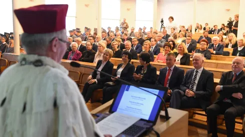 Wicepremier, minister nauki i szkolnictwa wyższego Jarosław Gowin (2P) podczas inauguracji roku akademickiego 2018/2019 na Politechnice Łódzkiej. Fot. PAP/Grzegorz Michałowski 02.10.2018