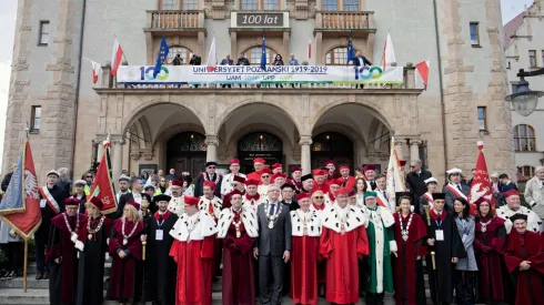 Uczestnicy głównych uroczystości z okazji 100-lecia istnienia Uniwersytetu Poznańskiego pozują do pamiątkowego zdjęcia po posiedzeniu senatów czterech uczelni świętujących jubileusz, tj. UAM, UMP, UPP i AWF. Fot. PAP/Jakub Kaczmarczyk 07.05.2019