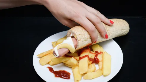 Warszawa, 02.08.2017. Posiłek, hot dog, frytki, fast food. (jt/am) PAP/Jacek Turczyk