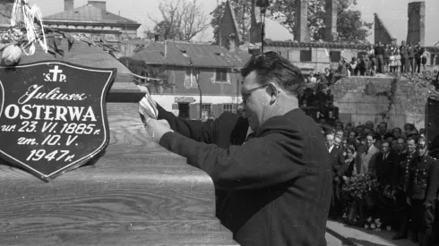 Warszawa, 1947-05-13. Aktor i reżyser Juliusz Osterwa, właść. Julian Andrzej Maluszek (ur. 1885), zmarł w Warszawie 10 maja 1947 r., a pochowany został w Krakowie na Cmentarzu na Salwatorze. bk/ms PAP