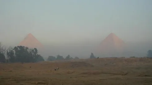 Osada budowniczych piramidy Mykerinosa znajduje się w południowo-wschodniej części płaskowyżu Giza, widok na teren wykopalisk (na pierwszym planie), fot. A. Wodzińska 