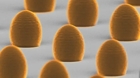 Asferyczne mikrosoczewki wydrukowane na laserowej drukarce 3D – zdjęcie z mikroskopu elektronowego. Średnica każdej z soczewek wynosi 15 mikrometrów, czyli około jednej piątej grubości ludzkiego włosa. Dzięki wysokiej wydajności druku 3D można w krótkim czasie wyprodukować setki mikrosoczewek na jednym podłożu. (Źródło: Wydział Fizyki UW, A. Bogucki i Ł. Zinkiewicz)