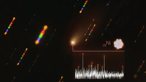 Rysunek ilustruje wykrycie niklu w atmosferze międzygwiazdowej komety 2I/Borisov. W prawej dolnej części pokazano widmo światła komety, nałożone na realne zdjęcie komety wykonane teleskopem VLT pod koniec 2019 r. Linie niklu wskazano pomarańczowymi znacznikami. Źródło: ESO/L. Calçada/O. Hainaut, P. Guzik oraz M. Drahus.