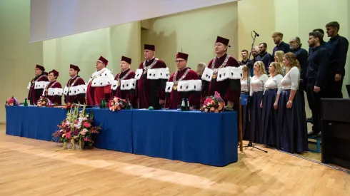 05.10.2022. Rektor lubelskiego Uniwersytetu Medycznego prof. Wojciech Załuska (4L) podczas uroczystej inauguracji roku akademickiego 2022/23 w siedzibie uczelni w Lublinie. PAP/Wojtek Jargiło