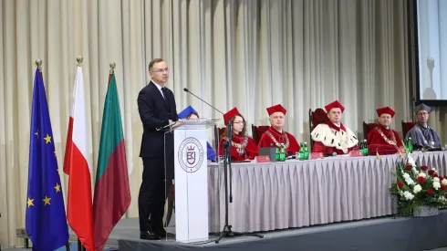 7.10.2022. Prezydent Andrzej Duda (L), rektor Uniwersytetu Ekonomicznego prof. Stanisław Mazur (3P), prorektor ds. Nauki Paweł Lula (3L), prorektor ds. Kształcenia i Studentów Karolina Klecha-Tylec (5P) oraz prorektor ds. Projektów i Współpracy Piotr Buła (2P) podczas inauguracji 98. roku akademickiego na Uniwersytecie Ekonomicznym w Krakowie. PAP/Łukasz Gągulski