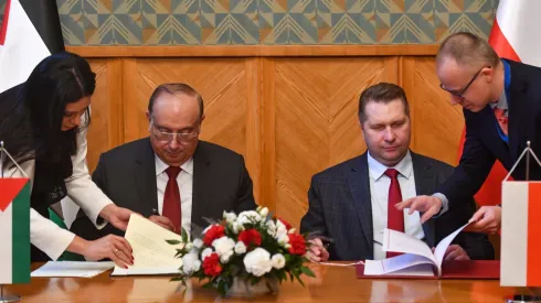 06.12.2022. Minister edukacji i nauki Przemysław Czarnek (2P) oraz minister szkolnictwa wyższego i badań naukowych Palestyny Mahmoud Abu Mouis (2L) podczas podpisania memorandum o współpracy w dziedzinie szkolnictwa wyższego i nauki, 6 bm. w siedzibie MEiN w Warszawie. PAP/Piotr Nowak