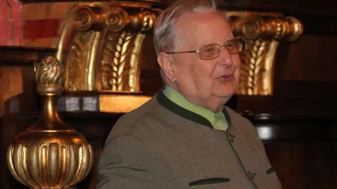 Kraków, 21.05.2013. Prof. Aleksander Krawczuk podczas uroczystości wręczenia medali "Kalos Kagathos" w Collegium Maius UJ w Krakowie. (jb/awol) PAP/Jacek Bednarczyk