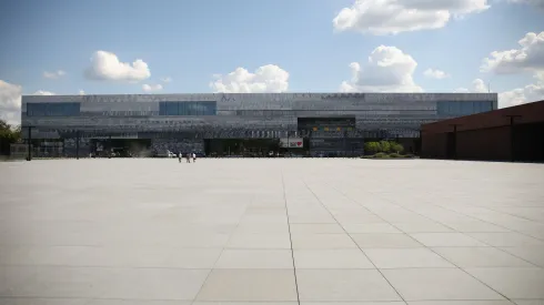  12.08.2023. Na zdjęciu z 11 bm. wieszanie napisu na siedzibie Muzeum Historii Polski w Warszawie. PAP/Albert Zawada