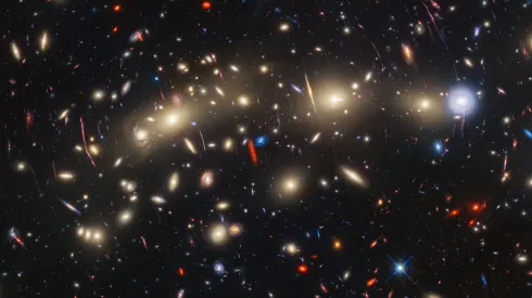 Gromada galaktyk MACS0416. Źródło: NASA, ESA, CSA, STScI, J. Diego (Instituto de Física de Cantabria, Spain), J. D’Silva (U. Western Australia), A. Koekemoer (STScI), J. Summers &amp; R. Windhorst (ASU) oraz H. Yan (U. Missouri).