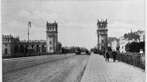 Warszawa 1926-1939. Aleja Poniatowskiego - wiadukt mostu Poniatowskiego nad Powiślem, widok w kierunku Śródmieścia, zjazd z mostu w aleję 3 Maja. meg PAP/Reprodukcja