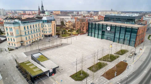 Opole 22.03.2020. Opole, widok z drona: plac Kopernika, gmach Uniwersytetu Opolskiego (L), Centrum Handlowe Solaris (P). meg PAP/Sławomir Mielnik