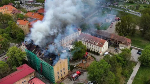 Gorzów Wielkopolski, 12.04.2024. Pożar budynku gorzowskiej Akademii im. Jakuba z Paradyża, 12 bm. Ogień objął cały dach budowli (ad) PAP/Lech Muszyński 