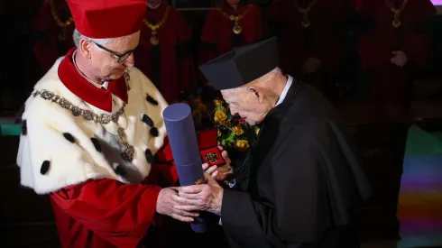 10.05.2024. Rektor Uniwersytetu Jagiellońskiego prof. dr hab. Jacek Popiel (L) na uroczystym posiedzeniu Senatu UJ z okazji obchodów święta Uniwersytetu Jagiellońskiego w auli Collegium Novum, 10 bm. w Krakowie. wręcza złoty medal Plus Ratio Quam Vis prof. Adamowi Strzemboszowi (P) .(ad) PAP/Łukasz Gągulski