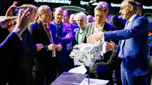 Satelita EarthCARE, prezentowany podczas ILA Berlin Air Show 2024 w Selchow (Niemcy), ogląda go niemiecki minister gospodarki i klimatu Robert Habeck. EPA/CLEMENS BILAN Dostawca: PAP/EPA