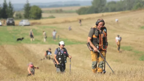 10. edycja międzynarodowych badań archeologicznych na polach bitwy pod Grunwaldem w Stębarku. Badania archeologiczne z wykorzystaniem wykrywaczy metali, prowadzone są przez 70-osobowy, międzynarodowy zespół detektorystów. Celem tegorocznych prac jest ustalenie lokalizacji obozu wojsk polsko-litewskich przed rozpoczęciem bitwy. (mr) PAP/Tomasz Waszczuk