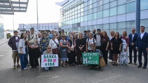 02.09.2024. Powitanie z bliskimi zatrzymanych w Nigerii studentów i wykładowczyni, 2 bm. na lotnisku Okęcie w Warszawie. Sześciu studentów afrykanistyki UW i ich wykładowczyni wrócili do Polski z Nigerii, gdzie spędzili cały miesiąc pod nadzorem nigeryjskich władz. Wcześniej zostali zatrzymani w trakcie antyrządowych demonstracji, które odbywały się w stanie Kano na północy kraju. PAP/Piotr Nowak