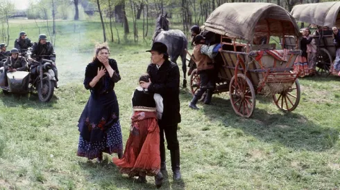 Polska 1988. Aktorzy, m.in. Didi Ramati jako Wala Mirga i Horst Buchholz jako Dymitr Mirga podczas zdjęć do polsko-amerykańskiego dramatu wojennego w reż. Alexandra Ramatiego pt. "I skrzypce przestały grać". PAP/Afa Pixx/Krzysztof Wellman