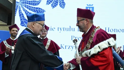 01.10.2024. Rektor Uniwersytetu Gdańskiego prof. dr hab. Piotr Stepnowski (P) wręczył tytuł doktora honoris causa UG, byłemu premierowi Janowi Krzysztofowi Bieleckiemu (L) na inauguracji Roku Akademickiego 2024/2025 na Uniwersytecie Gdańskim, 1 bm. w budynku Biblioteki UG. PAP/Adam Warżawa