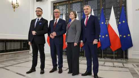 , 14.01.2025. Wicemarszałek Sejmu i współprzewodniczący Nowej Lewicy Włodzimierz Czarzasty (2L), wicepremier i minister cyfryzacji Krzysztof Gawkowski (P), poseł Lewicy Marcin Kulasek (L) i zastępca szefa Kancelarii Senatu Rzeczypospolitej Polskiej Karolina Zioło-Pużuk (P) podczas konferencji prasowej w sprawie ogłoszenia nowego kierownictwa w Ministerstwie Nauki i Szkolnictwa Wyższego, 14 bm. w Sejmie w Warszawie. Poseł Kulasek został zarekomendowany przez Lewicę na stanowisko nowego ministra nauki i szkolnictwa wyższego, a na jego zastępczynię Karolinę Zioło-Pużuk. (sko) PAP/Albert Zawada