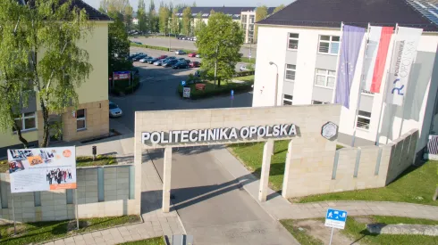 Widok z drona na budynki Politechniki Opolskiej, sm/ meg PAP/Sławomir Mielnik