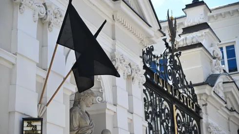 08.05.2025. Czarne flagi przed wejściem do Kampusu Głównego UW w Warszawie, 8 bm. Wieczorem 7 maja 2025 r. przy gmachu Auditorium Maximum doszło do napaści z użyciem siekiery na pracowników uczelni. Zaatakowana kobieta nie żyje, druga osoba - mężczyzna, został ranny. Rektor UW ogłosił 8 maja dniem żałoby, odwołane zostały wszystkie zajęcia dydaktyczne. (ad) PAP/Radek Pietruszka
