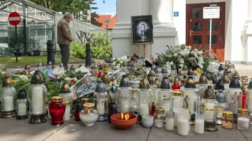 Znicze i kwiaty przed Auditorium Maximum na terenie Kampusu Głównego UW w Warszawie (doro) PAP/Szymon Pulcyn