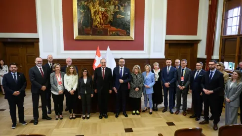 Poznań, 15.05.2025. Minister nauki i szkolnictwa wyższego Marcin Kulasek (C), radny federalny Szwajcarii Guy Parmelin (C-L) oraz rektor UAM prof. dr hab. Bogumiła Kaniewska (C-P) podczas podpisania memorandum o porozumieniu w zakresie badań naukowych i innowacji ze Szwajcarią, 15 bm. w na Uniwersytecie im. Adama Mickiewicza w Poznaniu. PAP/Jakub Kaczmarczyk