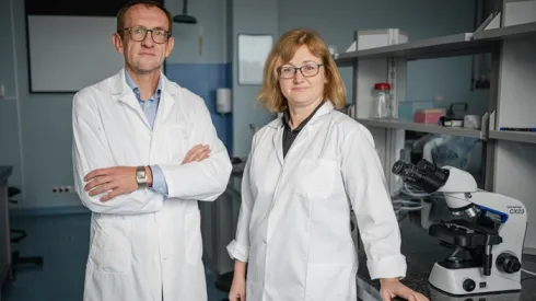 Prof. dr hab. inż. Julita Kulbacka z Katedry i Zakładu Biologii Molekularnej i Komórkowej UMW i dr hab. Piotr Świątek z Katedry i Zakładu Chemii Leków UMW. Fot. UMW