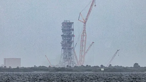 USA, 06.06.2025. Centrum Kosmiczne Kennedy"ego (Kennedy Space Center, KSC) na przylądku Canaveral (USA), 5 bm. Widok z brzegu Indian River. Z KSC rakieta Falcon 9 wyniesie na Międzynarodową Stację Kosmiczną kapsułę Dragon z załogą misji Ax-4, której członkiem jest Polak Sławosz Uznański-Wiśniewski. Start jest zaplanowany na 10 czerwca. (aldg) PAP/Leszek Szymański