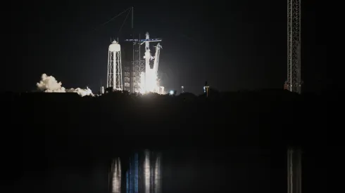 Floryda, 25.06.2025. Start rakiety Falcon 9 z kapsułą Crew Dragon z Centrum Kosmicznego Johna F. Kennedy’ego na przylądku Canaveral na Florydzie, 25 bm. W ramach misji Axiom-4 rakieta zabrała czwórkę astronautów, w tym Sławosza Uznańskiego-Wiśniewskiego na Międzynarodową Stację Kosmiczną (ISS). PAP/Leszek Szymański