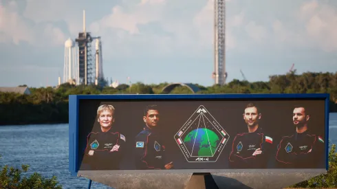 Floryda, 25.06.2025. Na zdjęciu z 24 bm. wyświetlacz zegara do odliczania startu rakiety Falcon 9 na Przylądku Canaveral w amerykańskim stanie Floryda. PAP/Leszek Szymański