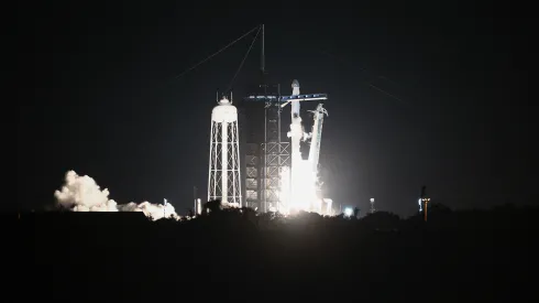 Floryda, 25.06.2025. Start rakiety Falcon 9 z kapsułą Crew Dragon z Centrum Kosmicznego Johna F. Kennedy’ego na przylądku Canaveral na Florydzie, 25 bm. W ramach misji Axiom-4 rakieta zabrała czwórkę astronautów, w tym Sławosza Uznańskiego-Wiśniewskiego na Międzynarodową Stację Kosmiczną (ISS). PAP/Leszek Szymański