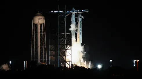 Floryda, 25.06.2025. Start rakiety Falcon 9 z kapsułą Crew Dragon z Centrum Kosmicznego Johna F. Kennedy’ego na przylądku Canaveral na Florydzie, 25 bm. W ramach misji Axiom-4 rakieta zabrała czwórkę astronautów, w tym Sławosza Uznańskiego-Wiśniewskiego na Międzynarodową Stację Kosmiczną (ISS). (amb) PAP/Leszek Szymański