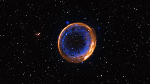 Zdjęcie pozostałości po supernowej SNR 0509-67.5 uzyskane przy pomocy Bardzo Dużego Teleskopu (VLT). Źródło: ESO/P. Das et al., gwiazdy tła z Teleskopu Hubble’a: K. Noll et al.