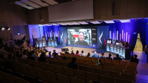 07.07.2025. Połączenie na żywo z przebywającym na Międzynarodowej Stacji Kosmicznej polskim astronautą Sławoszem Uznańskim-Wiśniewskim, 7 bm. w stołecznym Centrum Nauki Kopernik. Wydarzenie odbywa się w ramach programu ARISS, umożliwiającego uczniom na całym świecie kontakt z astronautami na stacji ISS. (ad) PAP/Albert Zawada