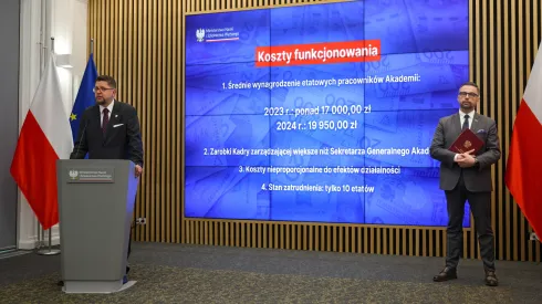 09.07.2025. Minister nauki i szkolnictwa wyższego Marcin Kulasek (P) oraz wiceminister nauki i szkolnictwa wyższego Andrzej Szeptycki (L) na konferencji prasowej poświęconej likwidacji Akademii Kopernikańskiej, w Ministerstwie Nauki i Szkolnictwa Wyższego w Warszawie, 9 bm. (ad) PAP/Albert Zawada